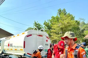 BPBD Bandung dan Palang Merah Indonesia Berikan Bantuan Air bagi Warga Terdampak Kemarau