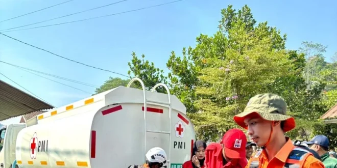 BPBD Bandung dan Palang Merah Indonesia Berikan Bantuan Air bagi Warga Terdampak Kemarau