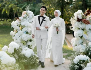 Dea Annisa Membangun Aura Mempesona dengan Hijab di Akad Nikah