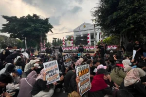 Demo PN Jakarta Timur: Massa Kembali Menggelar Aksi Usai Dirikan Tenda dan Bermalam Massa Kembali Demo PN Jakarta Timur