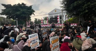 Demo PN Jakarta Timur: Massa Kembali Menggelar Aksi Usai Dirikan Tenda dan Bermalam Massa Kembali Demo PN Jakarta Timur