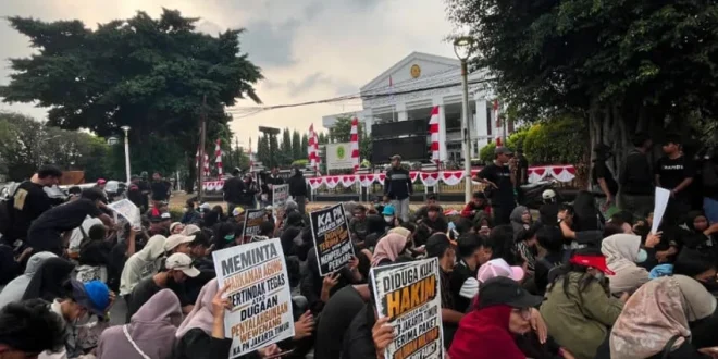 Demo PN Jakarta Timur: Massa Kembali Menggelar Aksi Usai Dirikan Tenda dan Bermalam Massa Kembali Demo PN Jakarta Timur