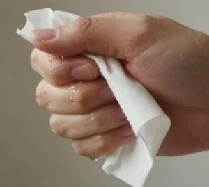 Dokter Tirta Meluruskan Mitos Hiperhidrosis: Bukan Tanda Lemah Jantung, Tapi Saraf Simpatis Berlebihan