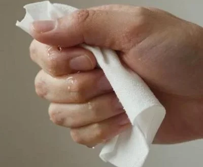 Dokter Tirta Meluruskan Mitos Hiperhidrosis: Bukan Tanda Lemah Jantung, Tapi Saraf Simpatis Berlebihan