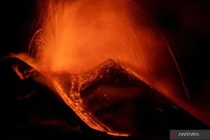 Erupsi Gunung Etna Menghentikan Aktivitas Bandara Catania di Sisilia