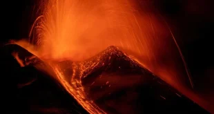 Erupsi Gunung Etna Menghentikan Aktivitas Bandara Catania di Sisilia