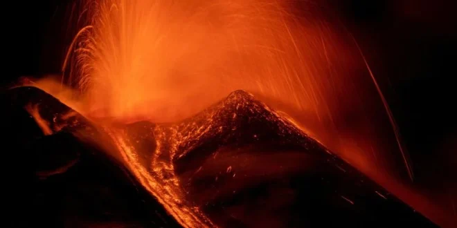 Erupsi Gunung Etna Menghentikan Aktivitas Bandara Catania di Sisilia