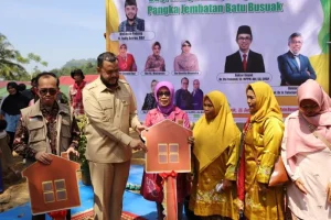 Fadly Amran Serahkan Bantuan untuk 270 Rumah Terdampak Banjir: Upaya Pemulihan Warga