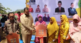 Fadly Amran Serahkan Bantuan untuk 270 Rumah Terdampak Banjir: Upaya Pemulihan Warga