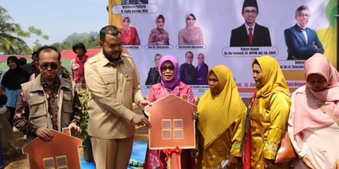 Fadly Amran Serahkan Bantuan untuk 270 Rumah Terdampak Banjir: Upaya Pemulihan Warga