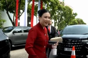 Gaya Elegan Angela Tanoesoedibjo Rayakan HUT ke-81 RI dengan Kebaya Merah yang Keren