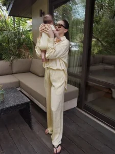 Gaya Simple nan Elegan Alyssa Daguise saat Gendong Baby Soso Dibanderol Rp240 Juta, Menjadi Sorotan