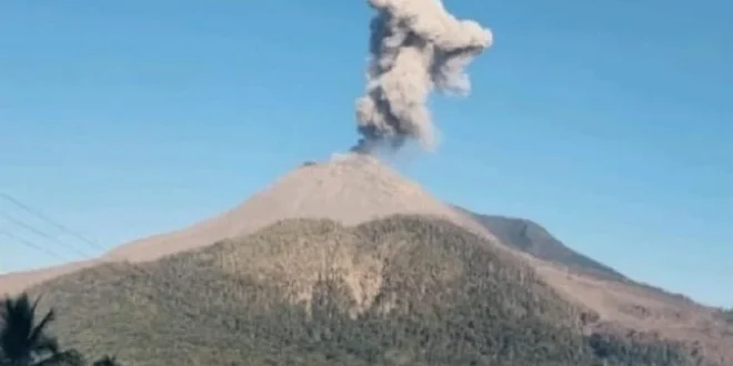 Gunung Lewotobi Laki-laki Mengalami Erupsi, Masyarakat Wajib Siaga!