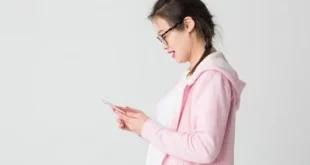 Hati-hati Scroll HP Terlalu Lama Posisi Ini Bisa Picu Migrain dan Saraf Tangan Bermasalah, Jaga Kesehatan Anda