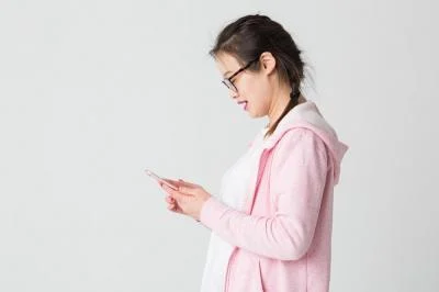Hati-hati Scroll HP Terlalu Lama Posisi Ini Bisa Picu Migrain dan Saraf Tangan Bermasalah, Jaga Kesehatan Anda
