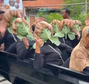 Ibu-ibu Unik Rayakan HUT RI ke-80 dengan Pikap dan Topeng Menarik