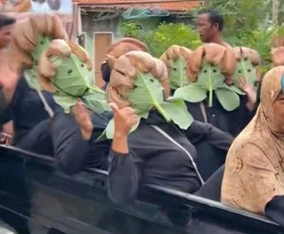Ibu-ibu Unik Rayakan HUT RI ke-80 dengan Pikap dan Topeng Menarik