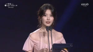 IU Sapa Publik Lagi Usai Hiatus Tampil Anggun di Blue Dragon Series Awards 2026: Kembalinya Sang Bintang