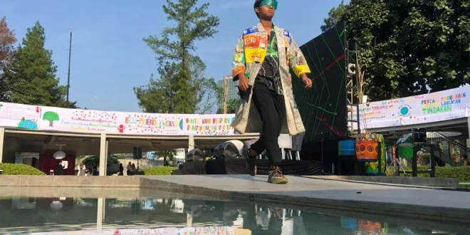 Jakarta Barat Rayakan HUT RI dengan Lomba Busana Daur Ulang