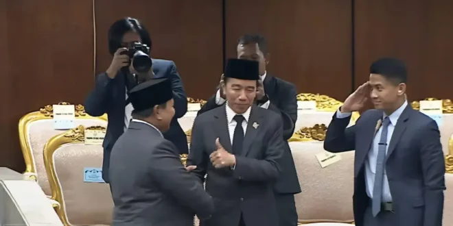 Jokowi Beri Acungan Jempol Setelah Prabowo Sampaikan Pidato Kenegaraan