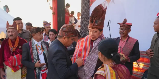 Jokowi Terima Gelar Raja Timor dari Masyarakat di Kupang