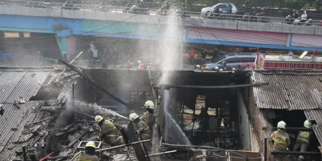 Kebakaran Menggurita Warteg dan Bengkel di Tambora Jakarta Barat