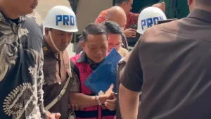Kejagung Periksa Febrie Adriansyah Kenakan Rompi Pink dan Tangan Terborgol: Kasus TPPU dan Korupsi Diusut