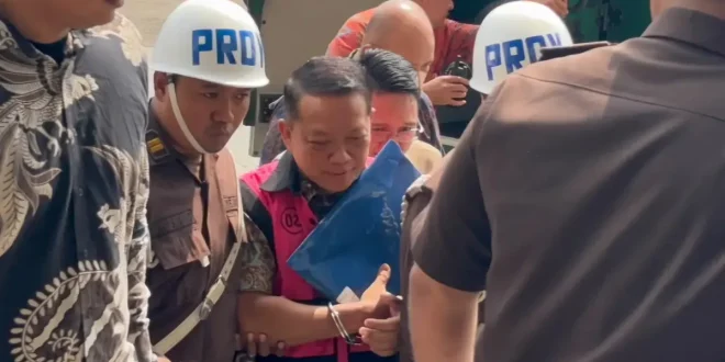 Kejagung Periksa Febrie Adriansyah Kenakan Rompi Pink dan Tangan Terborgol: Kasus TPPU dan Korupsi Diusut