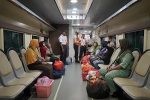 Kereta Petani dan Pedagang: Membawa Akses Ekonomi Masyarakat