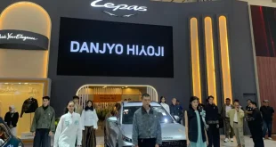 Lepas Gandeng Jakarta Fashion Week 2027 Runway Curi Perhatian Pengunjung GIIAS 2026, Inovasi Terbaru di Industri Fashion