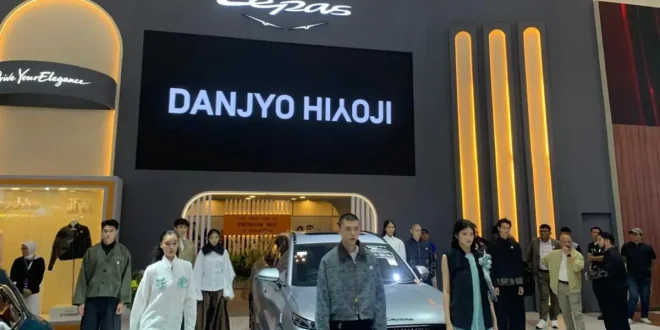 Lepas Gandeng Jakarta Fashion Week 2027 Runway Curi Perhatian Pengunjung GIIAS 2026, Inovasi Terbaru di Industri Fashion