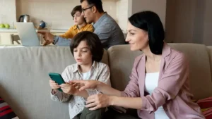 Mengapa Media Sosial Membahayakan Kedekatan Keluarga? 7 Alasan Psikologi