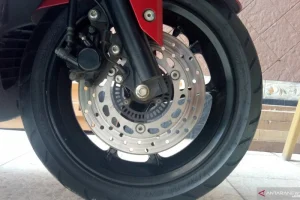 Mengenal Risiko dan Fakta Menyiram Rem Cakram yang Panas, Apakah Boleh?