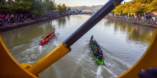 Pacu Sampan Tradisional Padang: Simpan Sejarah dan Semangat Kebersamaan