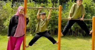 Parenting Unik ala Tya Ariestya Beri HP Jadul Rp150 Ribu ke Anak, Apa Alasannya?