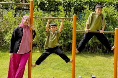 Parenting Unik ala Tya Ariestya Beri HP Jadul Rp150 Ribu ke Anak, Apa Alasannya?