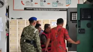Penampakan Febrie Adriansyah Kenakan Rompi Tahanan dan Tangan Diborgol saat Keluar dari Rutan KPK: Kasus Korupsi yang Semakin Hangat