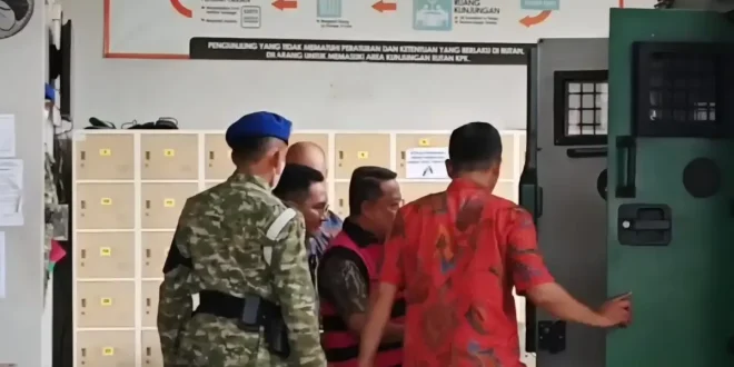 Penampakan Febrie Adriansyah Kenakan Rompi Tahanan dan Tangan Diborgol saat Keluar dari Rutan KPK: Kasus Korupsi yang Semakin Hangat