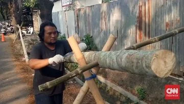 Perajin Pohon Pinang di Tangerang Kebanjiran Pesanan Jelang HUT ke-81: Meningkatnya Permintaan Pohon Pinang