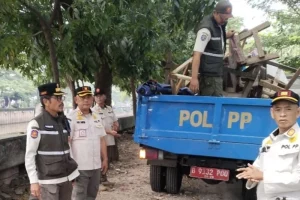 Petugas Gabungan Angkut Lapak PKL Liar di Kembangan Jakarta Barat