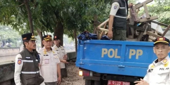 Petugas Gabungan Angkut Lapak PKL Liar di Kembangan Jakarta Barat