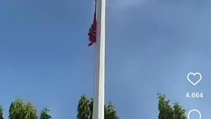 Prajurit TNI Turunkan Bendera Bulan Bintang usai Peristiwa Kericuhan di Masjid Raya Baiturrahman