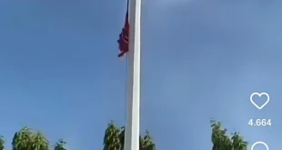 Prajurit TNI Turunkan Bendera Bulan Bintang usai Peristiwa Kericuhan di Masjid Raya Baiturrahman