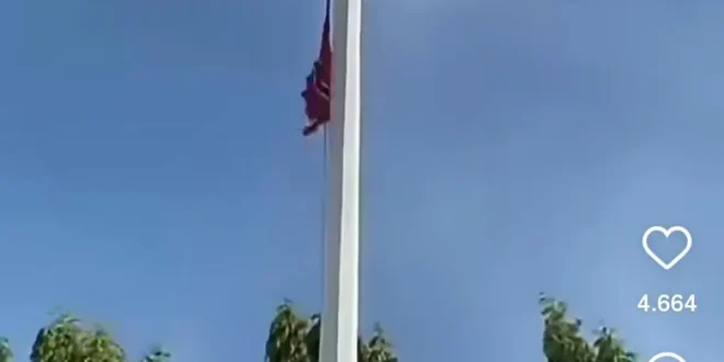 Prajurit TNI Turunkan Bendera Bulan Bintang usai Peristiwa Kericuhan di Masjid Raya Baiturrahman