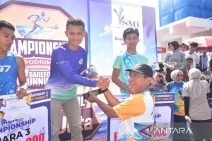 Ribuan Orang Ramaikan Lari Tanpa Alas Kaki di Padang Pariaman, Menciptakan Rekor Baru