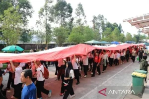 Ribuan Pemuda di Tangerang Kirab Bendera Merah Putih 81 Meter dalam Semangat Kebangsaan