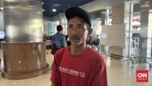 Saleh, Pahlawan Tanpa Celana: Membantu Korban Kapal Terbakar dengan Gigitan yang Berani