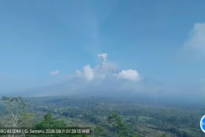 Semeru: Gunung Berapi yang Mengancam Kehidupan di Jawa Timur