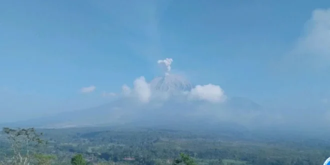 Semeru: Gunung Berapi yang Mengancam Kehidupan di Jawa Timur