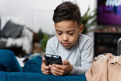 Studi Menunjukkan Bahaya Screen Time yang Berlebihan terhadap Jantung Anak